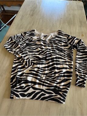 TORRID Zebra Print Sweater Size 0 100% Cotton pullover. Lightweight